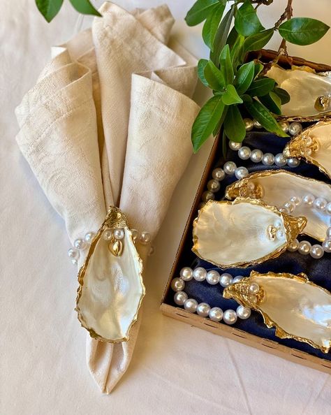 Oyster Shell Place Cards, Shell Place Cards, Placecards Wedding, Scallop Shell Craft, Wedding Napkin Rings, Wedding Favors Unique, Napkin Rings Wedding, Art Coquillage, Oyster Shell Crafts