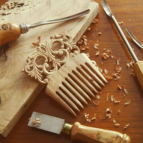 Simple Wood Carving, Wooden Comb, Wood Carving Designs, Wood Carving Patterns, Wood Carving Tools, Carving Designs, Wooden Projects, Carving Art, Wood Carving Art