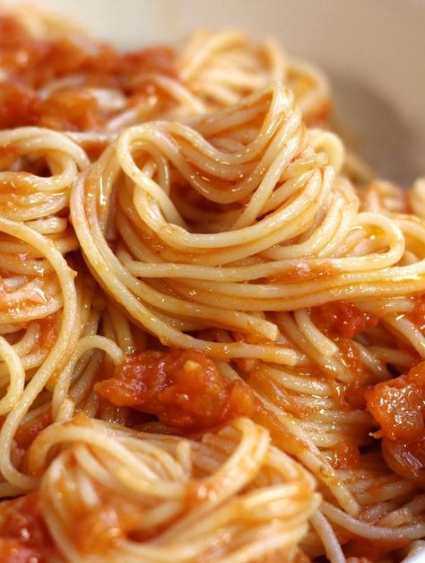 Pomodoro Sauce, Pasta Pomodoro, Lemon Garlic Pasta, Italian Cuisine Recipe, Italian Tomato Sauce, Italian Sauce, Tomato Sauce Recipe, Garlic Pasta, Italian Recipes Authentic