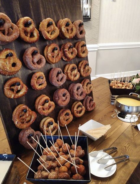 Add a twist to your event to surprise & delight your guests with a fresh, homemade pretzel display! Soft Pretzel Display Ideas, Pub Themed Party, Soft Pretzel Display, Pretzel Display Ideas, Pretzel Display, Pretzel Board, Soft Pretzel Bar, Pretzel Bar Ideas, Wedding Pretzels