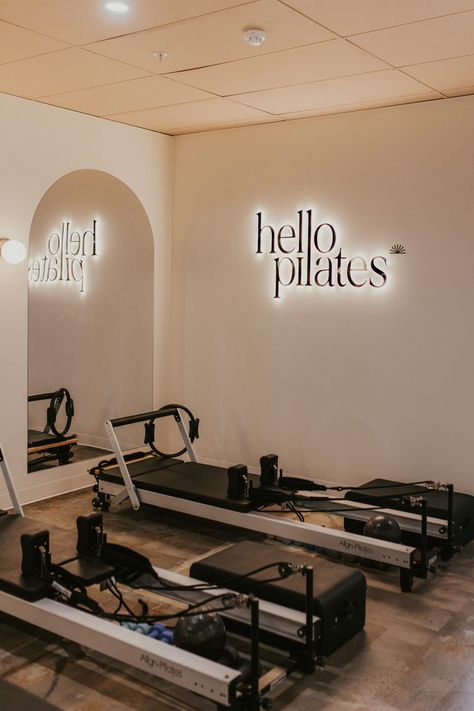 layout pilates studio design - Google Search Pilates Studio Design Decor, Pilates Decor, Pilates Studio Design, Pilates Design, Pilates Yoga Studio, Pilates Room, Hot Pilates, Barre Studio, Studio Pilates