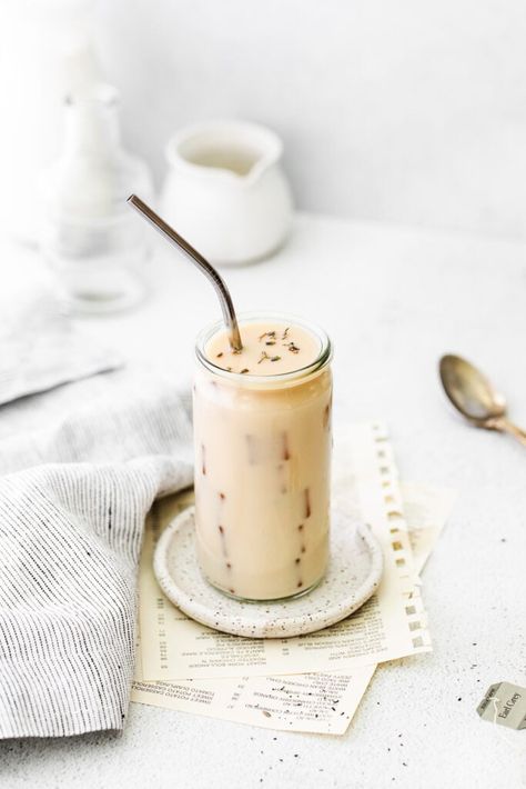 This refreshing Iced London Fog Latte will charge you up for the day. It's made with earl grey tea, a sweetener of choice, and milk. Iced London Fog Latte, Iced London Fog, London Fog Recipe, London Fog Latte, Homemade Cold Brew Coffee, London Fog Tea Latte, Earl Grey Latte, London Fog Tea, Almond Milk Latte