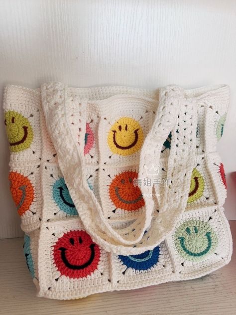 This cheerful bag is perfect for carrying your essentials on the go. The crocheted design is lightweight and durable, and the smiling face will add a touch of fun to your Crochet Business, Beginner Crochet Projects, Crochet Cross, Fun Crochet Projects, Granny Square Crochet Pattern, Smiling Face, Diy Crochet Projects, Crochet Bag Pattern, Crochet Art