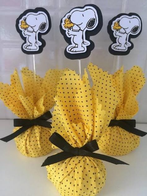 Snoopy Table Decorations, Charlie Brown Party Decorations, Snoopy Party Ideas Decoration, Snoopy Party Favors, Snoopy Themed Baby Shower Ideas, Snoopy Party Decorations, Snoopy Party Ideas, Snoopy Baby Shower Decorations, Snoopy Baby Shower Ideas