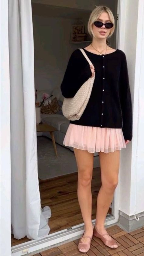 Outfit Ideas For Ballet Show, Skirt With Flats Outfit, Linda Sza Outfits, Plaid Mini Skirt Outfit Summer, Classy Red Outfits, Going To The Ballet Outfit, Ballet Style Outfit, Ballet Show Outfit, Small Cardigan Outfit