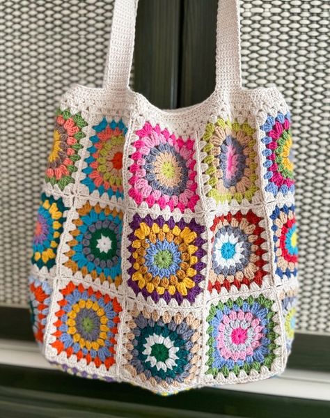 Wendy Aesthetic, Sac Granny Square, Start Crocheting, Crochet Beach Bags, Chic Crochet, Crochet Festival, Simple Projects, Crochet Winter Hats, Crochet Shoulder Bags