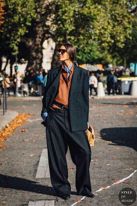 Paris SS 2020 Street Style: Julie Pelipas - STYLE DU MONDE | Street Style Street Fashion Photos Julie Pelipas Gentlewoman Style, Julie Pelipas, Mode Poses, Manish Fashion, Blazer Street Style, 2020 Street Style, Reportage Photography, Suit Style, Manish