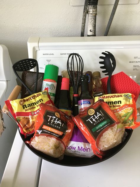 Wok gift basket Pancake Gift Basket, Mimosa Gift Basket, Creative Gift Basket Ideas, Diy Christmas Gift Basket Ideas, Gift Basket Ideas For Women, Pancakes Gift, Ramen Gifts, Diy Gift Basket, Betty Crocker Cake Mix