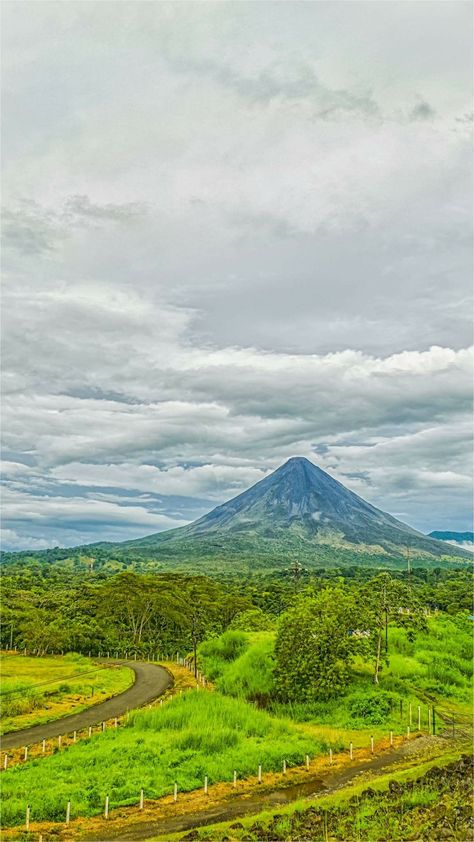 El Volcán Arenal en Costa Rica, una de esas vistas que solo la naturaleza puede ofrecerte. Costa Rica, Natural Landmarks, Travel, Nature