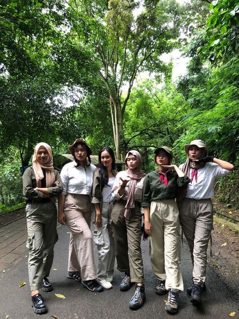 Jungle Outfit Ideas, Outfit Hiking Hijab, Outfit Camping Hijab, Jumanji Outfit Ideas, Jungle Outfit, Outfit Ideas Hijab, Zoo Outfit, Yearbook Photo, Safari Outfit