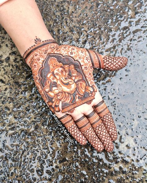 Ganpati in mehndi design Back Easy Mehndi Designs, Ganpati Mehndi Design, Figure Mehendi, Mehndi Book, Simple Henna Designs Hand, Front Mehndi, Easy Mehndi Designs, Front Mehndi Design, Easy Mehndi