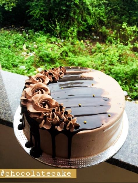 Chocolate Cake Decoration Elegant, Elegant Chocolate Cake Design, Simple Chocolate Cake Design, Cake Decorating Books, Roses Cake, Mocha Cake, Chocolate Cake Designs, Chocolate Drip Cake, Elegant Birthday Cakes