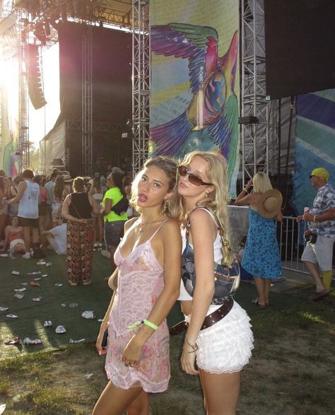 Acl Picture Ideas, Ziplining Outfit Summer, Pink Music Festival Outfit, Summer Festival Outfit Ideas Coachella, Festival Ideas Outfit, Music Festival Photo Ideas, Music Festival Picture Ideas, Spilt Milk Festival Outfit, Festival Poses Ideas