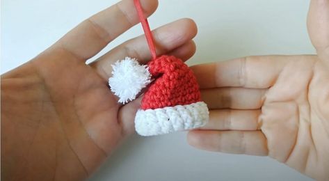 Crochet Tiny Santa Claus Toy - Crochet Ideas Santa Claus Toys, Crochet Tiny, Crochet Santa Hat, Crochet Christmas Trees Pattern, Christmas Crochet Patterns Free, Crochet Santa, Crochet Xmas, Giving Gifts, Santa Claus Hat