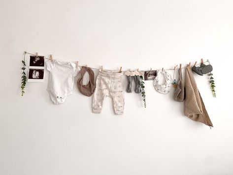 Hanging Onesies Decor, Baby Clothes Baby Shower Decor, Onesie Garland Boy, Cute Baby Shower Decor, Baby Clothes Decoration Ideas, Simple Woodland Baby Shower Ideas, Hanging Baby Clothes Decoration, Onsie Garland Decoration, Baby Onesie Garland