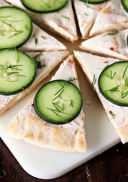 Easy Cucumber Pita Bites Topped with Fresh Dill Image Easy Cucumber Sandwiches, Cucumber Sandwiches Recipes, Cucumber Snacks, Cucumber Tea Sandwiches, Cream Cheese Appetizer, Quinoa Bites, Lunch Options, Pizza Shapes, Cucumber Dill