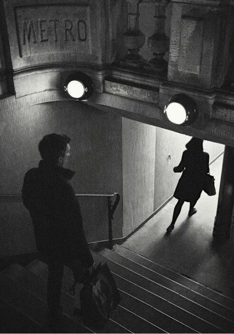 Метро Frank Horvat, Willy Ronis, Metro Paris, Heartwarming Photos, U Bahn, Paris Photo, Male Photography, Joy Of Life, Paris Photos