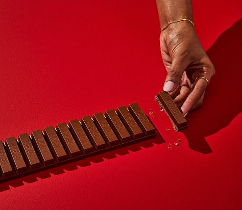 KitKat Launches ‘Iftar Bar’ To Enjoy At Sundown During Month Of Ramadan - DesignTAXI.com Month Of Ramadan, Dawn And Dusk, Marketing Communication, Kit Kat, Iftar, Product Photography, Photography Ideas, Ramadan, Biscuits