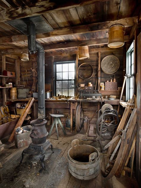 Wohne Im Tiny House, Toy Workshop, Sturbridge Village, Log Cabin Living, Cabin Interiors, Cabin Living, Log Cabin Homes, Tiny House Cabin, Small Cabin