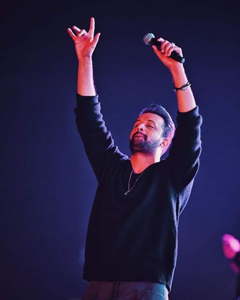 Atif Aslam Wallpapers, Heart Pic, Atif Aslam, Bollywood Music, Phone Wallpaper For Men, Me Quotes Funny, Photo Poses, Funny Quotes, Talk Show