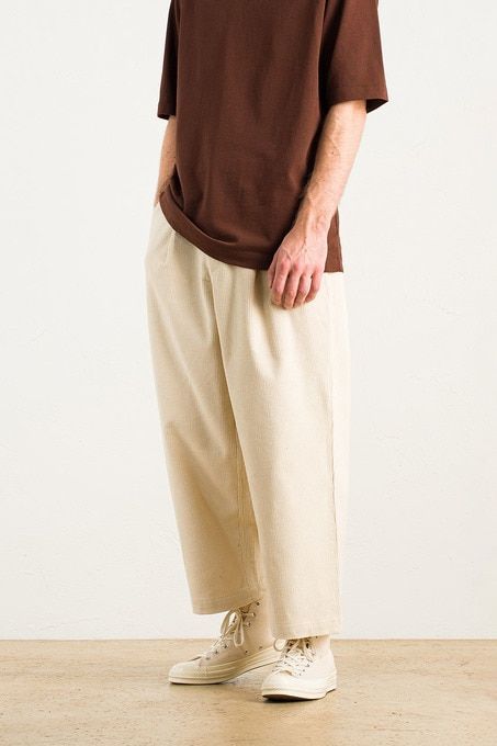 Pant Shorts Outfit, Shorts Outfit Men, Cord Pants, Mens Shorts Outfits, Minimalist Fashion Men, Pants Outfit Men, Mens Trendy Outfits, Street Style Outfits Men, Mens Outfit Inspiration