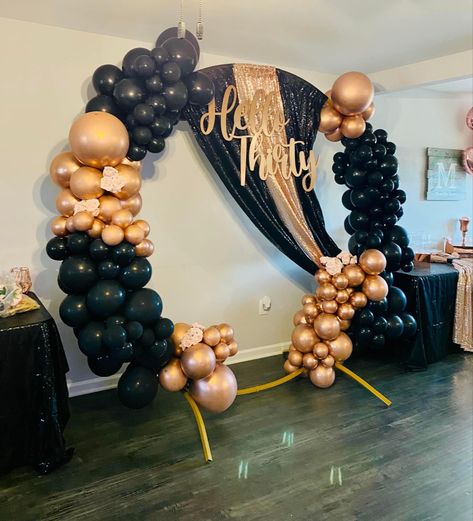 Black And Gold Balloon Ring Backdrop, Pastor Anniversary Ideas Decor, Farewell Backdrop Ideas, Balloons Hacks, Circular Backdrop, Hello 30, Black And Gold Balloons, 50th Birthday Party Decorations, Graduation Party Diy