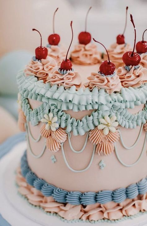 Vintage Style Cakes, Retro Cake Design, Piped Cake, Vintage Style Cake, Rugby Cake, Bolo Vintage, Vintage Birthday Cakes, Fake Cake, Cake Decorating Designs