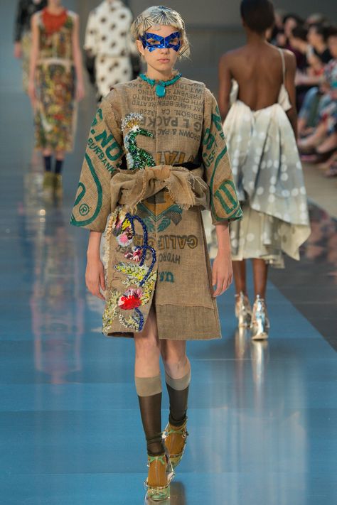 socks ,,,Show Report: Maison Margiela couture Suzy Menkes John Galliano (Vogue.co.uk) Recycled Ideas, Ropa Upcycling, Runway Inspiration, 2015 Couture, Recycled Dress, Collection Couture, Recycled Fashion, Upcycled Fashion, Couture Runway