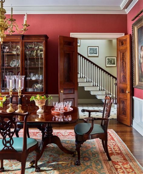 1920s Dining Room, Western Houses, Williamsburg Decor, Cherry House, Colonial Dining Room, Hummingbirds Photography, Red Dining Room, Dining Design, Antique Interior