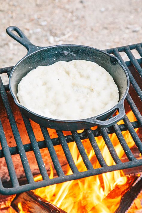 Camping Pizza, Campfire Pizza, Camp Cooking Recipes, Pizza From Scratch, Dutch Oven Camping Recipes, Dutch Oven Camping, Camping Dishes, Camping Dinners, Dutch Oven Cooking