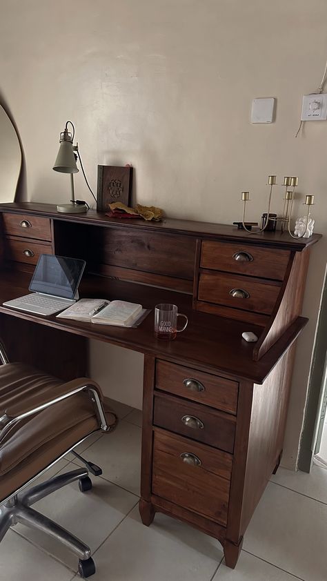 Work desk Moms Room Ideas, Desk Dark Wood, Dark Wooden Desk, Writer Desk, Wood Furniture Bedroom, Academia Interior, Natural Wood Desk, Dark Academia Interior, Dark Wood Desk