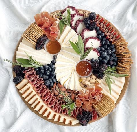 Round Charcuterie Board Layout, Goat Cheese Charcuterie, Goat Cheese Board, Charcuterie Art, Charcuterie Board Round, Cheese Plates Appetizer, Cranberry Goat Cheese, Christmas Cheese Boards, Thanksgiving Charcuterie