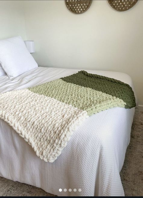 Chunky Blanket Diy, Crochet Blanket Colors, Chunky Knit Blanket Pattern, Chunky Yarn Blanket, Make A Blanket, Chunky Crochet Blanket Pattern, Hand Crocheted Blanket, Chunky Crochet Blanket, Crochet Blanket Pattern Easy