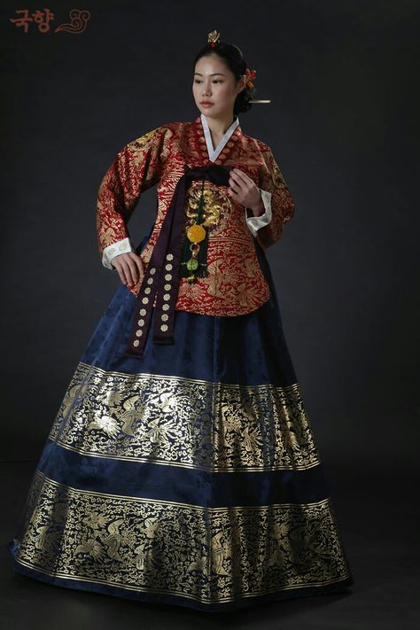 Korean Traditional Dress Hanbok, Korean Traditional Clothing, Korea Dress, Casual Attire For Women, Korean Traditional Dress, Modern Hanbok, Gaun Fashion, Korean Hanbok, Korean Traditional