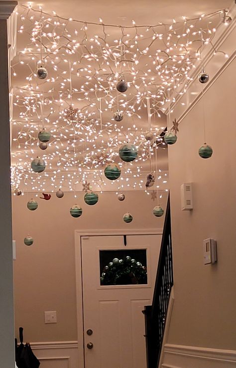 Christmas Hallway, Christmas Decorations Apartment, Diy Christmas Lights, Christmas Apartment, Christmas Decor Inspiration, Christmas Themes Decorations, Christmas Room Decor, Diy Christmas Decorations Easy, Christmas Decorations For The Home