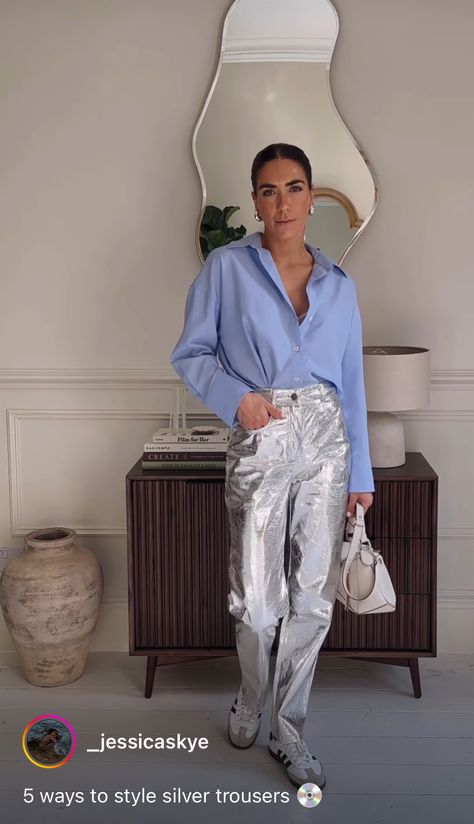 Silver Denim Outfit, Metalic Pants Silver Outfit, Silver Metallic Outfit Ideas, Metallic Jeans Outfit, Silver Jeans Outfit, Silver Pants Outfit, Metallic Pants Outfit, Metallic Pant, Metallic Skirt Outfit