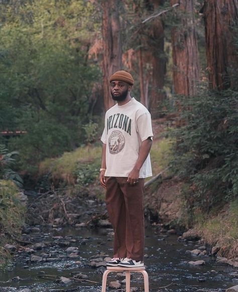 Outdoors Outfits Men, Earth Tone Outfits Men, Streetwear Photoshoot Ideas, Earth Tone Clothes, Earth Tone Outfits, Men's Street Style Photography, Streetwear Photoshoot, Boho Men, Earthy Outfits