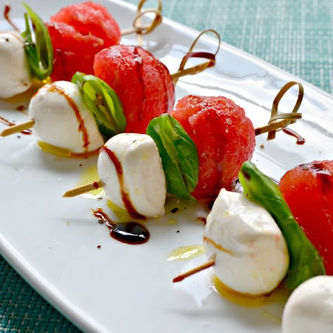 Watermelon Appetizer Ideas, Watermelon Caprese, Watermelon Appetizer, Caprese Recipe, Caprese Appetizer, Skewer Appetizers, Caprese Skewers, 5 Ingredient Dinners, Watermelon And Feta