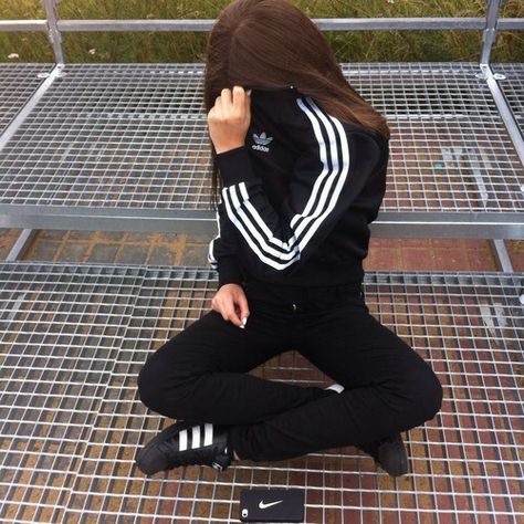 #adidas #fashion #brunette #girl #weheartit #cute #pretty #style Adidas Originals Superstar, Adidas Girl, Nike Sweater, Adidas Fashion, Women Street, Nike Free Shoes, Adidas Outfit, Trik Fotografi, Nike Shoes Outlet