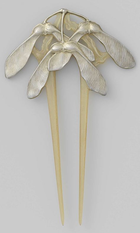 Lucien Gaillard | "Sycamore" hair pin, horn and silver, ca. 1902 - 1906. Antique Hair Combs, Silver Hair Comb, Bijoux Art Nouveau, Vintage Hair Combs, Hair Adornments, Art Nouveau Jewelry, Deco Jewelry, Metal Flowers, Hair Ornaments