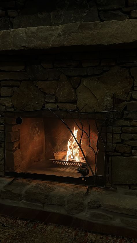 Snow Fireplace, Aesthetic Fireplace, Autumn Fireplace, Boots Chanel, Fireplace Home, Getaway Cabins, Winter Inspo, Under The Mistletoe, Stone Cottage