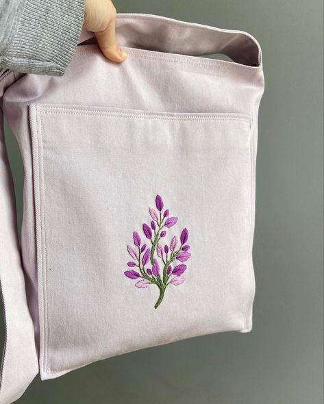 Tote Bag Embroidery Ideas, Tote Bag Ideas, Bag With Embroidery, Handpainted Tote Bags, Simple Hand Embroidery Patterns, Sewing To Sell, Diy Embroidery Designs, Diy Bag Designs, Hand Embroidery Patterns Flowers