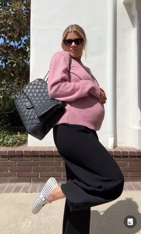 Sofia Richie Pregnant Style, Sofia Richie Pregnant, Pregnant Casual Outfits, Old Money Pregnant Outfits, Sofia Vibes, Sophia Richie Style, Maternity Fits, Pregnancy Fits, Prego Style