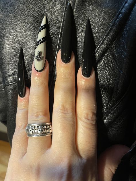 Long Goth Nails, Goth Acrylic Nails, Acrylic Nails Ballerina, Nails Emo, Acrylic Nail Designs Coffin, Nails Ballerina, Witchy Nails, Sharp Nails, Pointy Nails