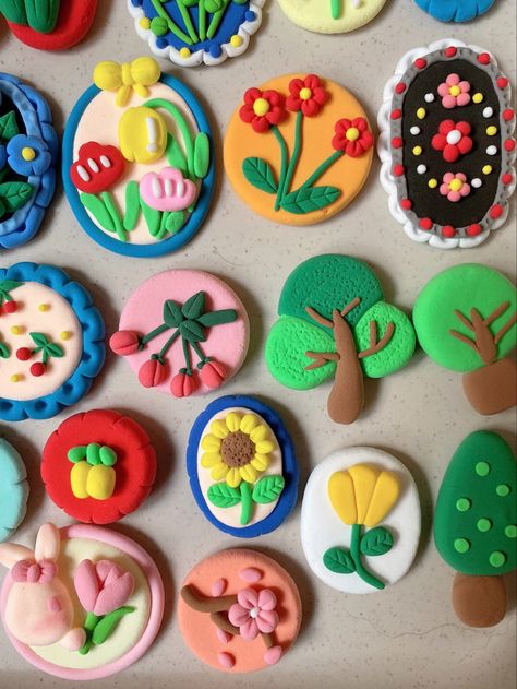 Fomic Clay Ideas, Ide Clay, Keychain Display, Printable Lesson Plans, Clay Magnets, Diy Clay Crafts, Diy Household, Birthday Cookies, Cold Porcelain