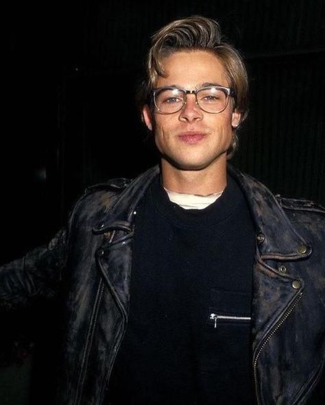 Brad Pitt Haircut, Brad Pitt Style, Brad Pitt Hair, Celebrities With Glasses, Closer Movie, 90s Men, Kris Kristofferson, Hottest Male Celebrities, Young Celebrities