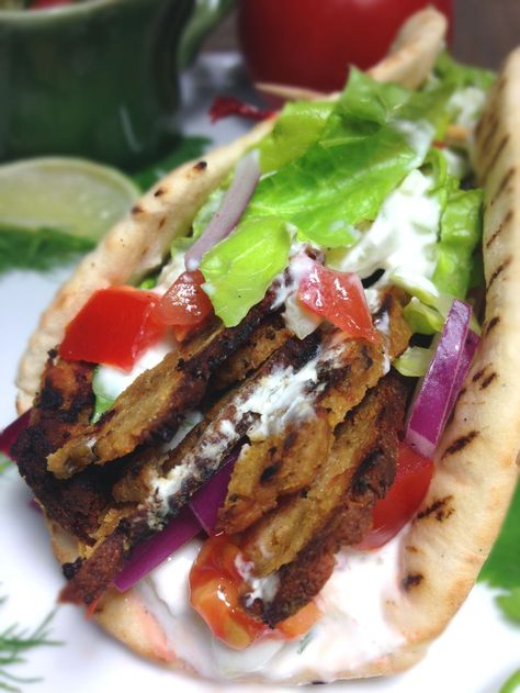 Image Homemade Seitan, Seitan Recipes, Tzatziki Recipes, Tzatziki Sauce, Vegan Sandwich, Seitan, Quick Healthy, Vegan Cooking, Vegan Foods