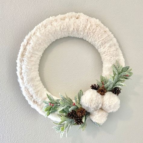 This quick and easy holiday wreath pattern is sure to be a hit with teachers, friends, and customers alike. It works up so fast in Go for Faux Thick & Quick yarn and will create a striking entrance to any home this season. The pattern is free and so is the joy! #crochetpattern #freecrochetpattern #christmascrochet #crochetwreath #wreathpattern Faux Fur Wreath, Fur Wreath, Crochet Wreaths, Holiday Knitting, Craft Boutique, Crochet Christmas Wreath, Crochet Wreath, Diy Crochet Patterns, Fun Wreath