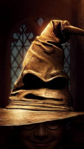 Fondo de pantalla para celular del sombrero seleccionador en Harry Potter Hufflepuff Wallpaper, Harry Potter Iphone Wallpaper, Harry Potter Fanları, Harry Potter Wallpaper Backgrounds, Harry Potter Knit, Harry Potter Professors, Time Turner Necklace, Movies Wallpaper, Harry Potter Phone