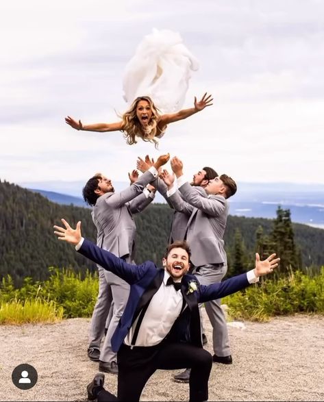 @bridesdaydream Wedding Group Poses, Bff Wedding, Groomsmen Wedding Photos, Groomsmen Pictures, Wedding Group Photos, Wedding Photo List, Wedding Portrait Poses, Groomsmen Photos, Bride Pictures